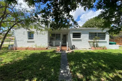 350 SW 34th Ave, Miami: photo 1 of 9
