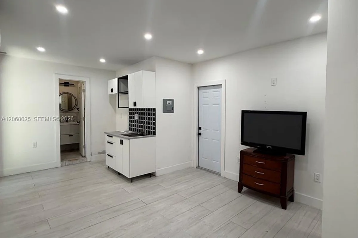 1140 N Douglas Rd #1, Pembroke Pines: photo 1 of 3