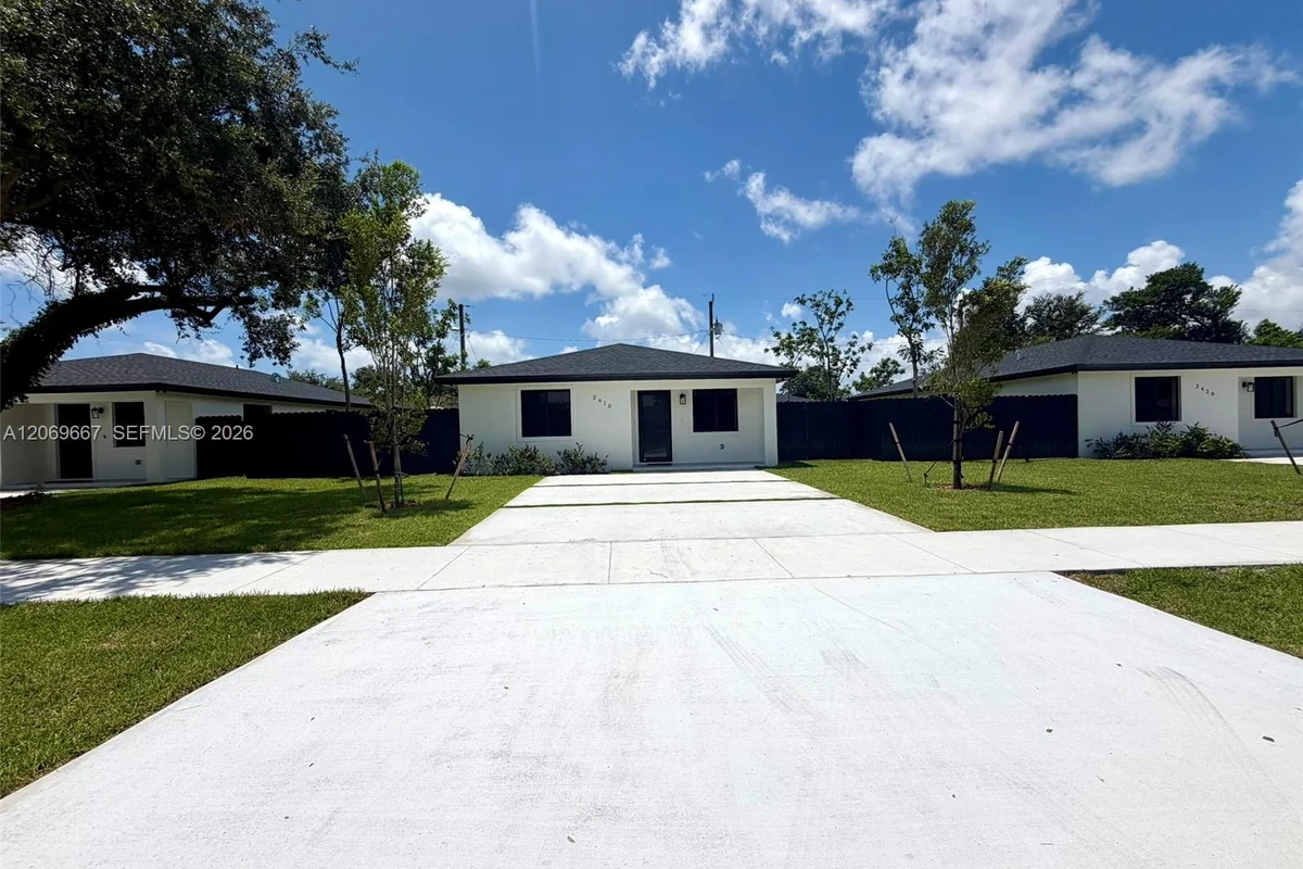 2420 NW 154th St, Miami Gardens: photo 1 of 44