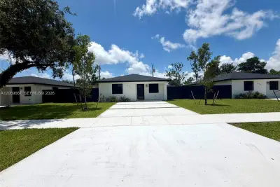 2420 NW 154th St, Miami Gardens: photo 1 of 44
