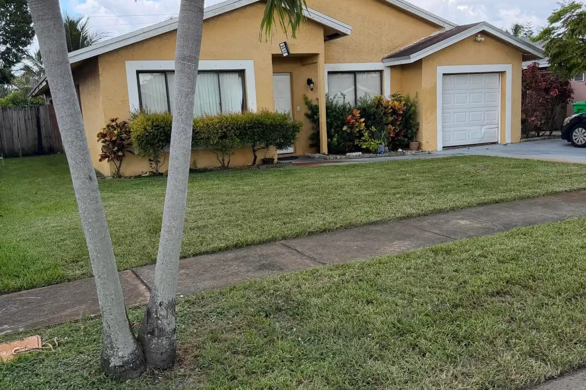 9616 NW 49th St, Sunrise: photo 1 of 6