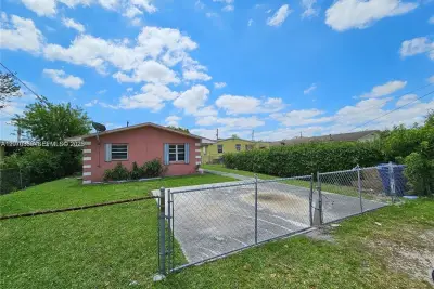 2119 NW 64th St, Miami: photo 1 of 10