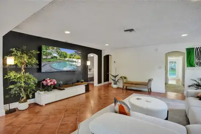 1022 NE 34th Ct, Oakland Park: photo 1 of 17