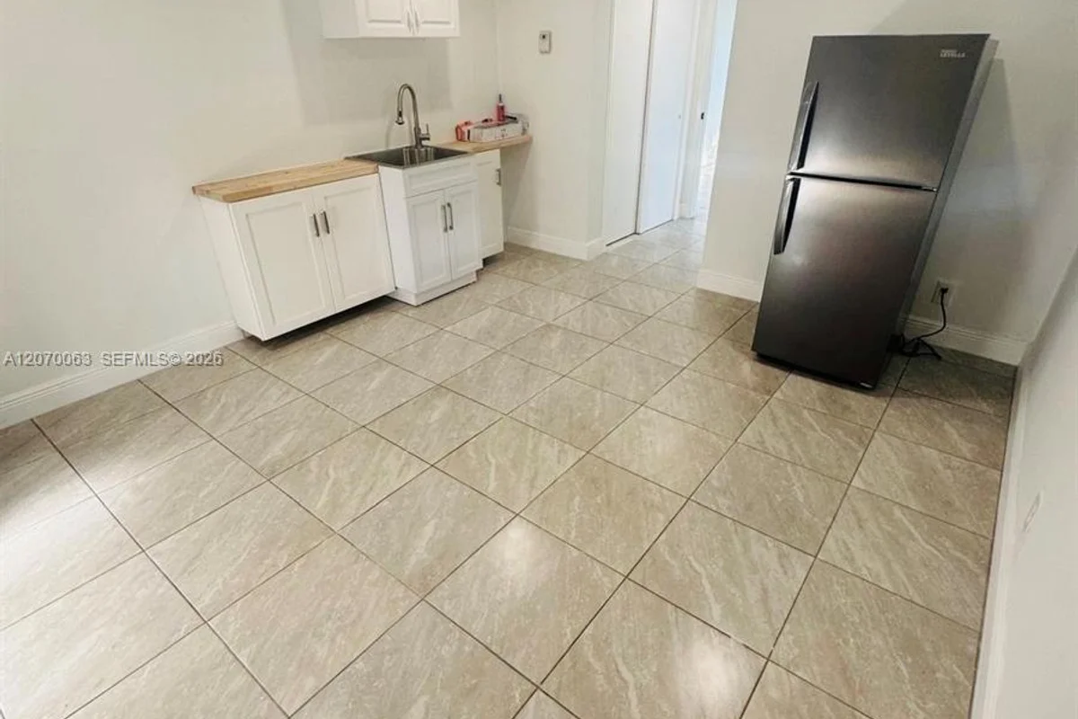 2502 Harding St #2, Hollywood: photo 1 of 6