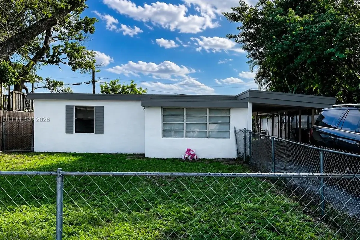 5632 SW 39th St, West Park: photo 1 of 8