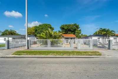 820 E 10th Ave, Hialeah: photo 1 of 29