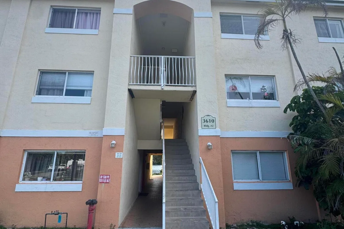 3610 N 56th Ave #226, Hollywood: photo 1 of 12