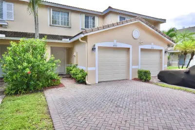 8982 Chambers St, Tamarac: photo 1 of 20