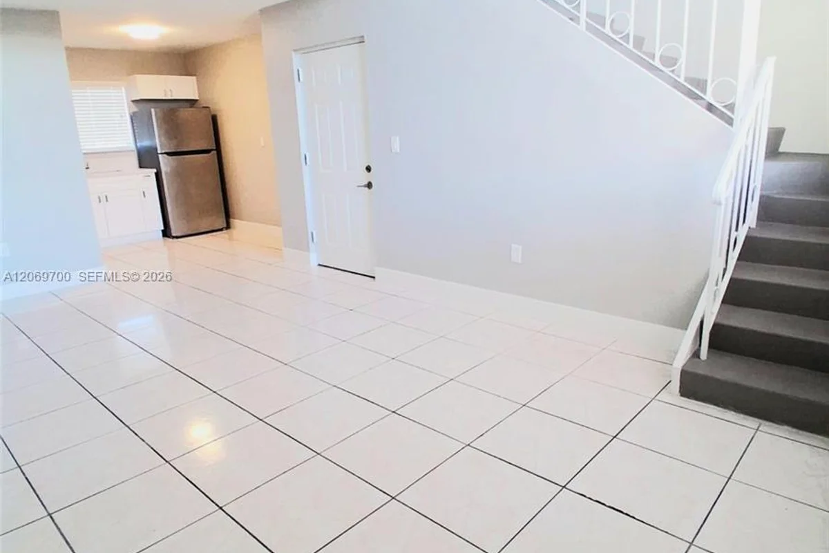 2770 W 60th Pl #201, Hialeah: photo 1 of 13