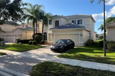 19351 SW 61st St, Pembroke Pines: photo 1 of 28