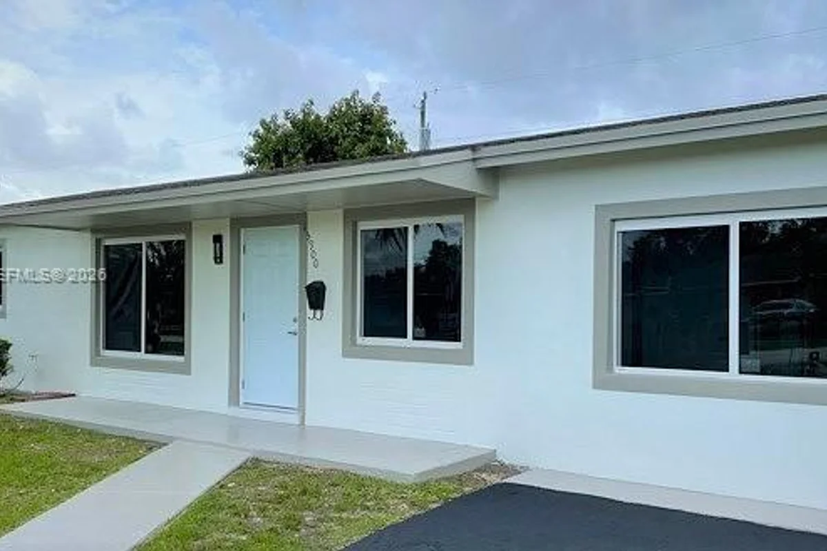 15900 SW 102nd Ave, Miami: photo 1 of 11