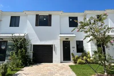 854 SW 1st St, Florida City: photo 1 of 35