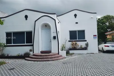 2059 SW 7th St, Miami: photo 1 of 9