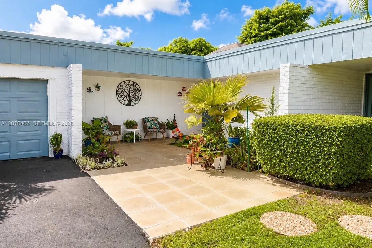 4713 Holly Dr, Tamarac: photo 1 of 16