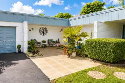 4713 Holly Dr, Tamarac: photo 1 of 16
