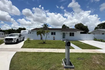 19700 NW 44th Ave, Miami Gardens: photo 1 of 14
