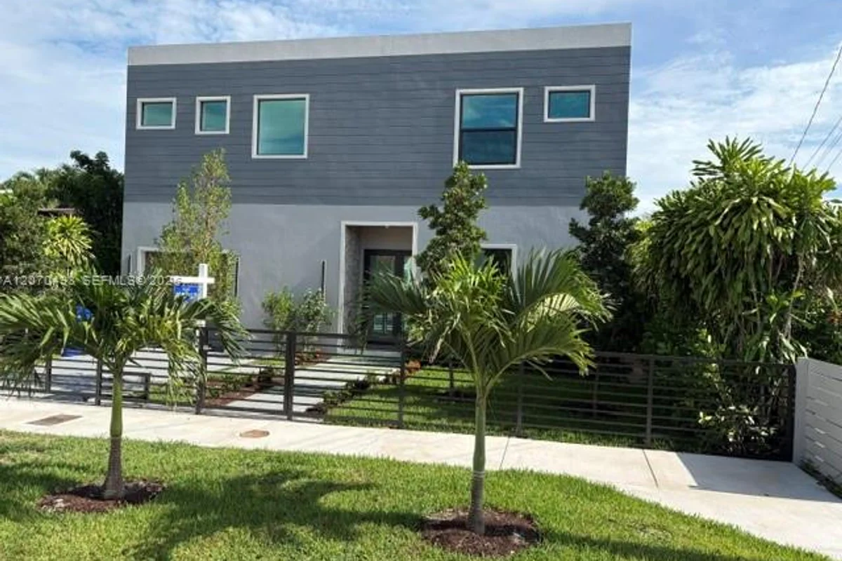 2239 SW 14th St, Miami: photo 1 of 27