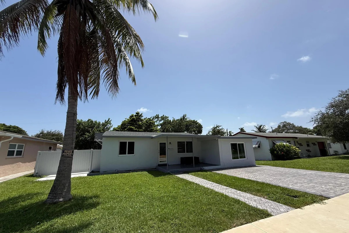 637 SW 2nd St, Hallandale Beach: photo 1 of 23