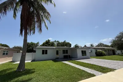 637 SW 2nd St, Hallandale Beach: photo 1 of 23