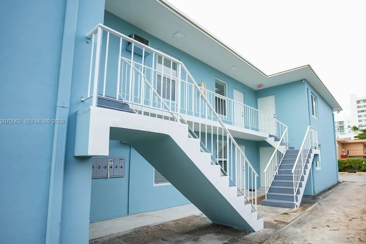 1043 NW 5th St #5, Miami: photo 1 of 13