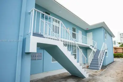 1043 NW 5th St #5, Miami: photo 1 of 13