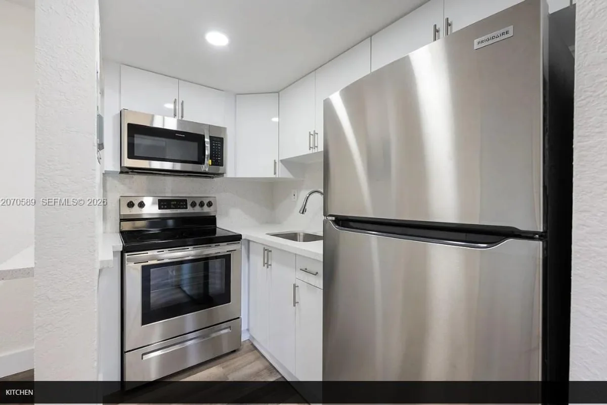 1811 NW 19th Ter #5, Miami: photo 1 of 9