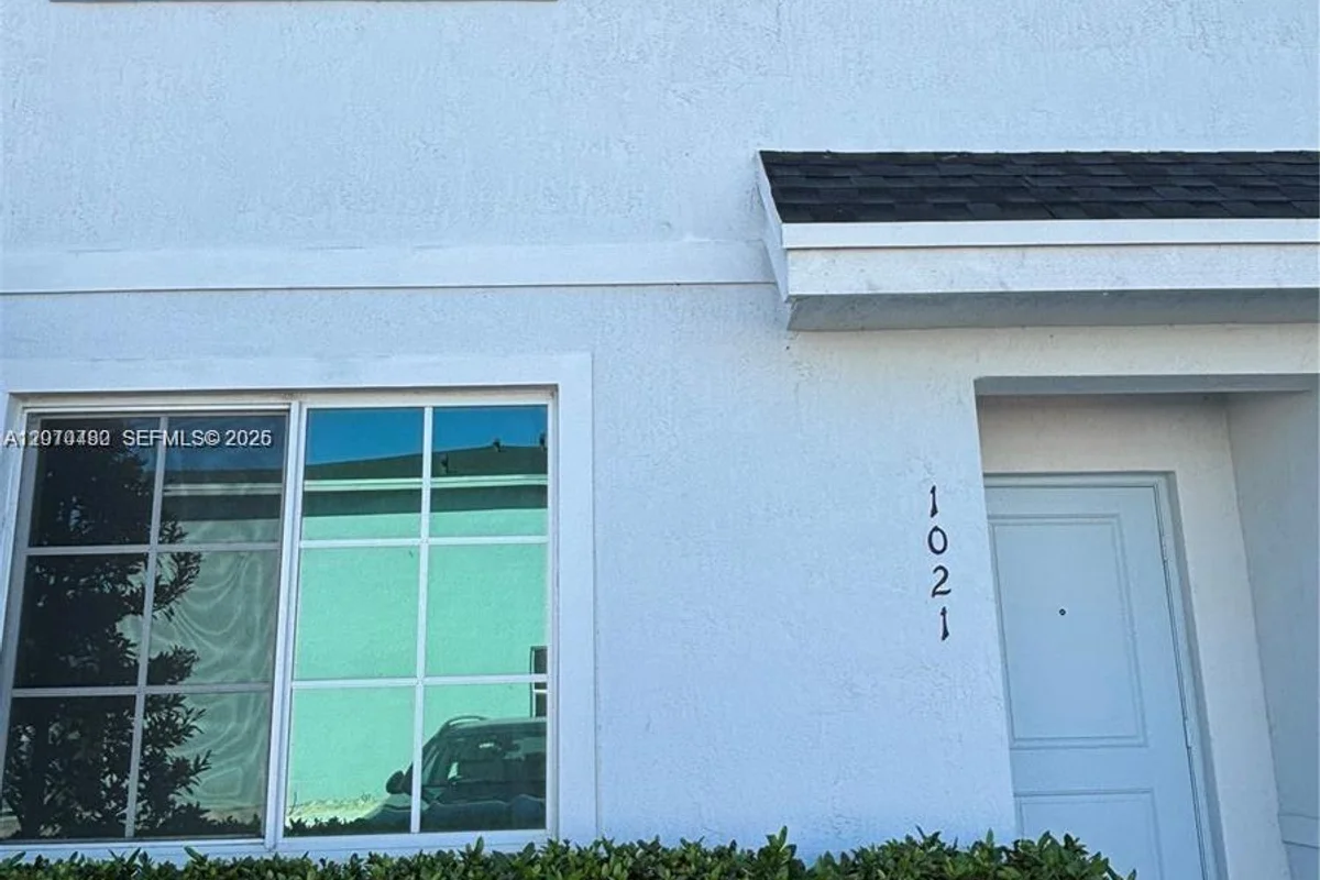 1021 NW 5th St, Florida City: photo 1 of 13