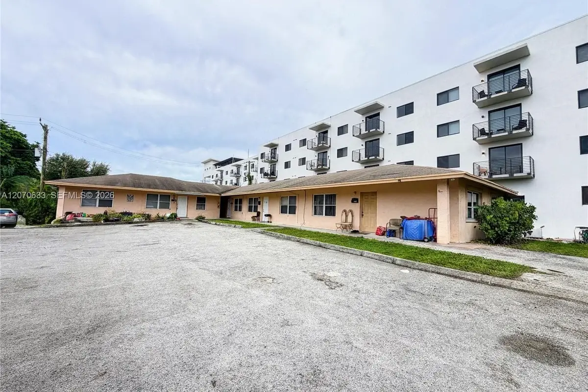 2224 Pierce St #26, Hollywood: photo 1 of 10