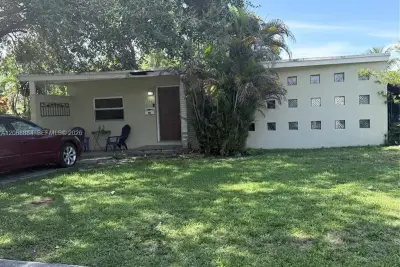 1435 NE 139th St, North Miami: photo 1 of 18