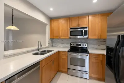 454 NE 210th Circle Ter #202-7B, Miami: photo 1 of 28