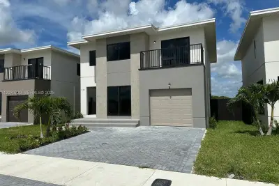 209 NW 13th Pl, Florida City: photo 1 of 14