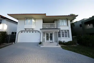 1230 NE 89th St, Miami: photo 1 of 40