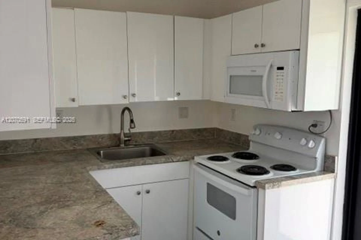550 NW 131st St, North Miami: photo 1 of 5