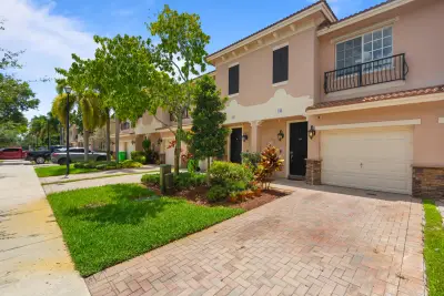 213 Las Brisas Cir, Sunrise: photo 1 of 70
