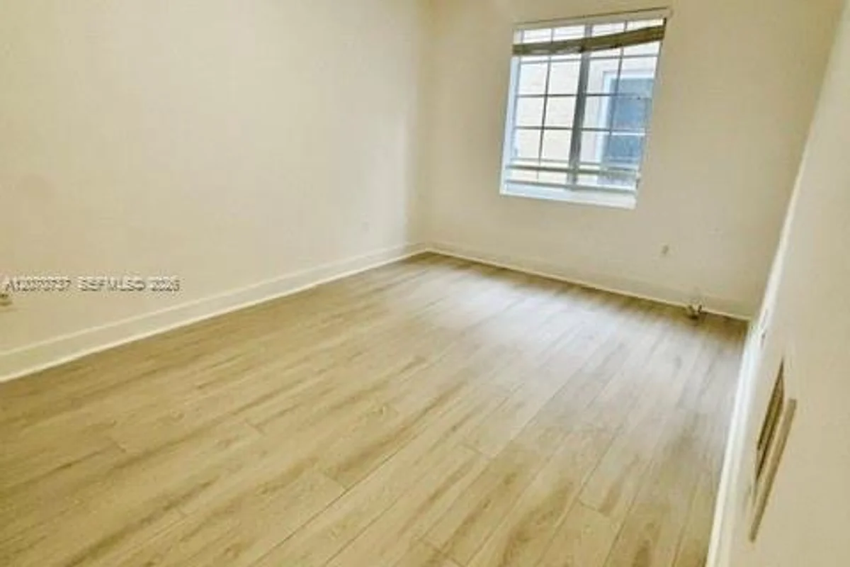 1000 Meridian Ave #18, Miami Beach: photo 1 of 8