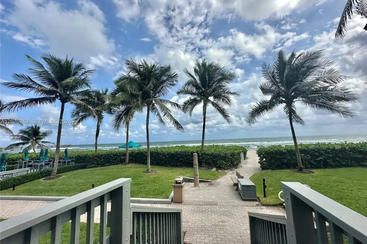 16425 E Collins Ave #1215, Sunny Isles Beach: photo 1 of 10