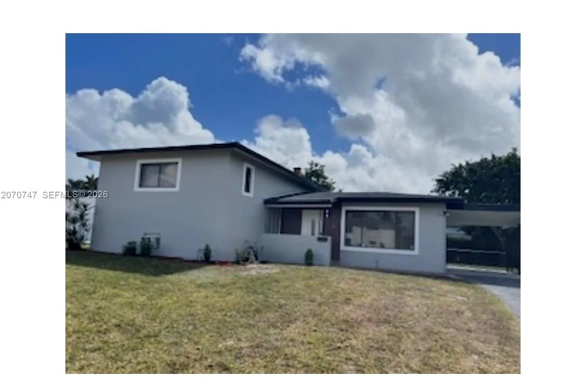 1230 NE 200th Ter, Miami: photo 1 of 5