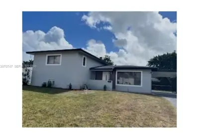 1230 NE 200th Ter, Miami: photo 1 of 5