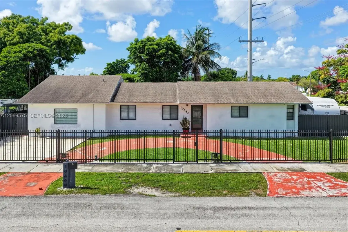 10660 SW 164th St, Miami: photo 1 of 40