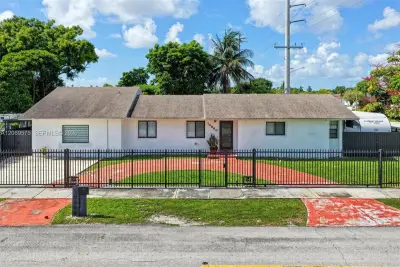10660 SW 164th St, Miami: photo 1 of 40