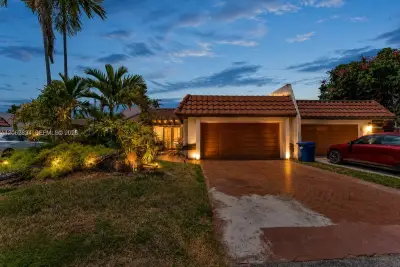522 NE 195th St, Miami: photo 1 of 31