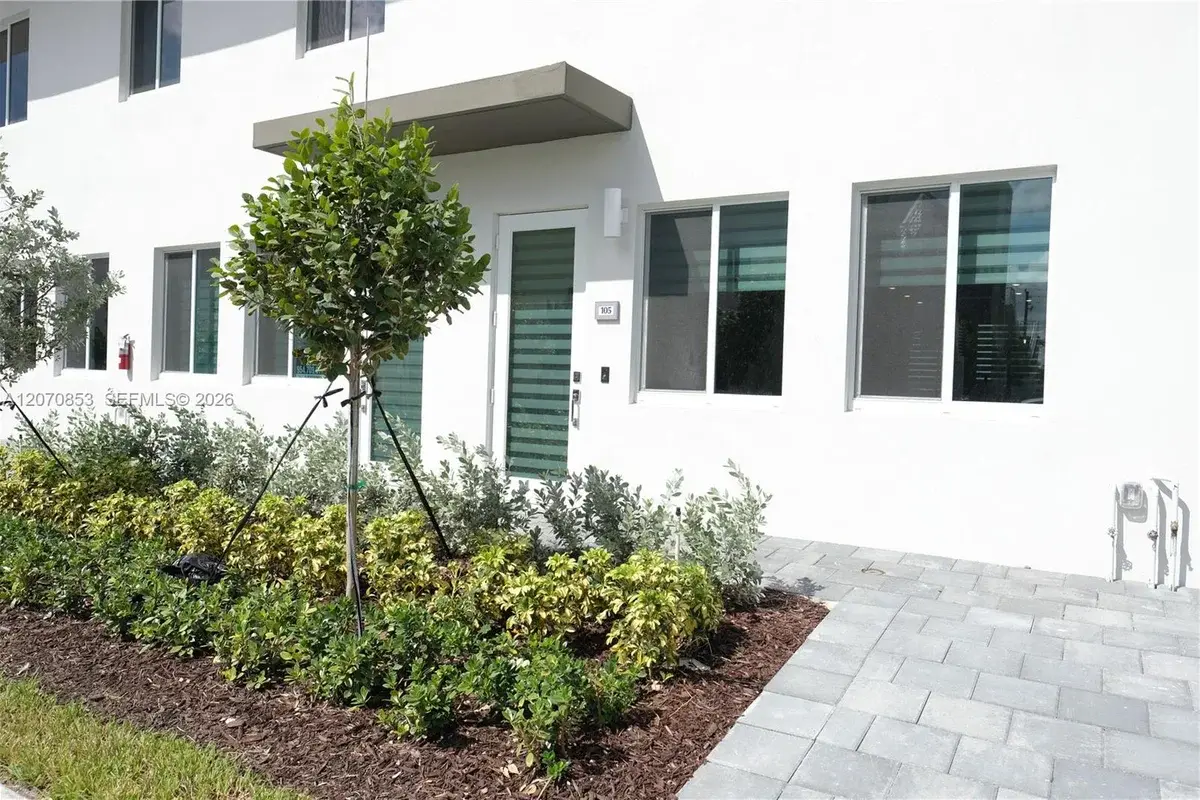 Condo in Doral: photo 1 of 30