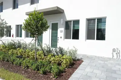 Condo in Doral: photo 1 of 30