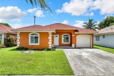 1714 NW 204th St, Miami Gardens: photo 1 of 30