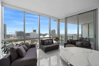 851 NE 1st Ave #1610, Miami: photo 1 of 19