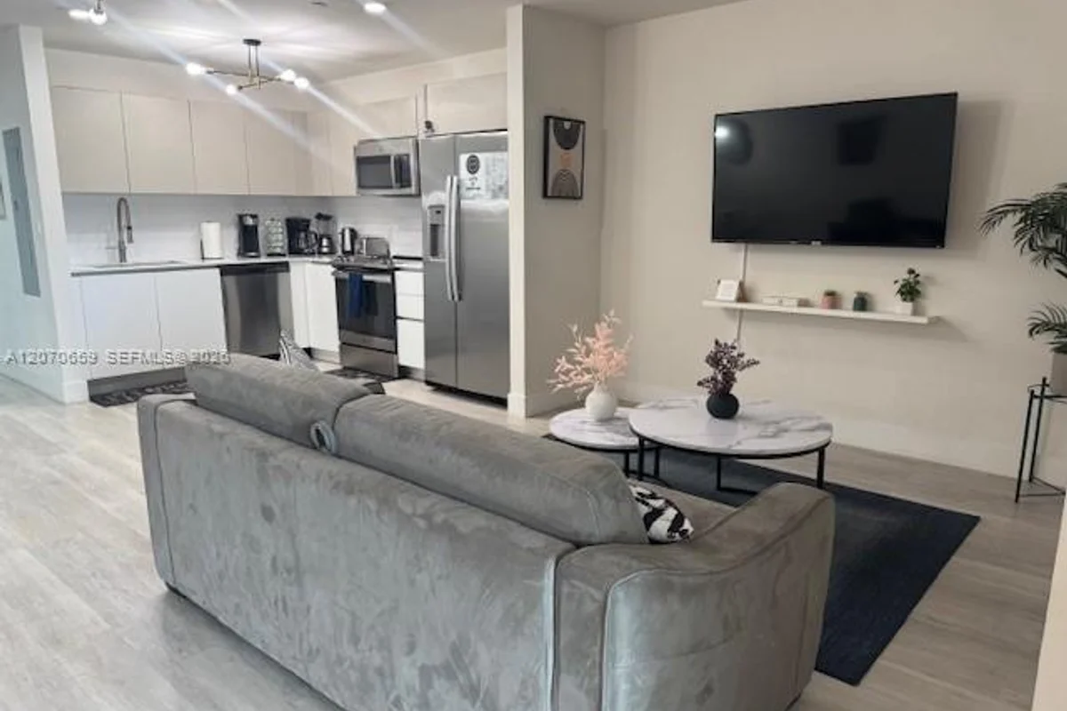 19380 NE 26 Ave #304, Miami: photo 1 of 15
