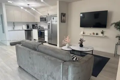 19380 NE 26 Ave #304, Miami: photo 1 of 15