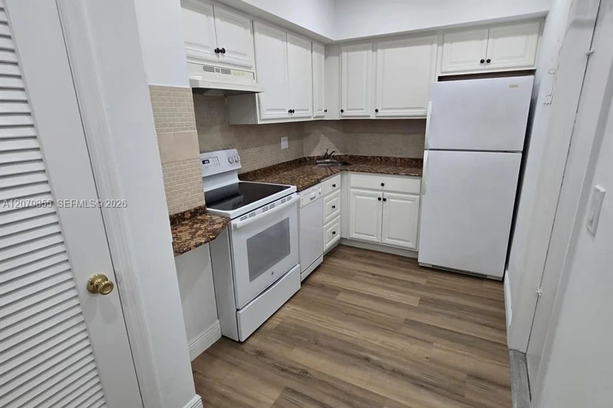 2424 SE 17th Cswy #110B, Fort Lauderdale: photo 1 of 10