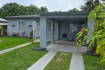 340 NW 117th St, Miami: photo 1 of 10
