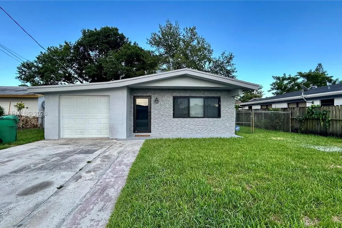 230 NW 8th Ave, Dania Beach: photo 1 of 45